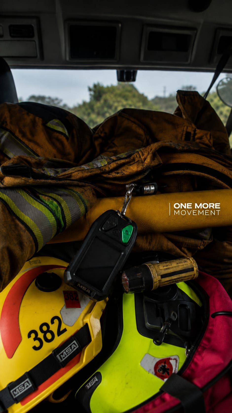 Casco y equipo de bombero con la marca One More Movement