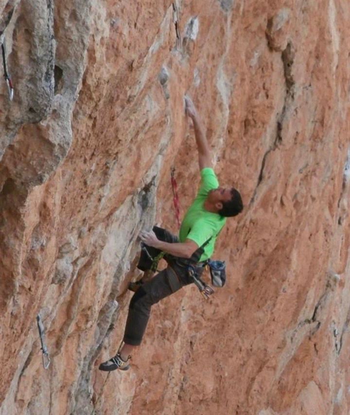 Miguel Català escalando una pared desplomada