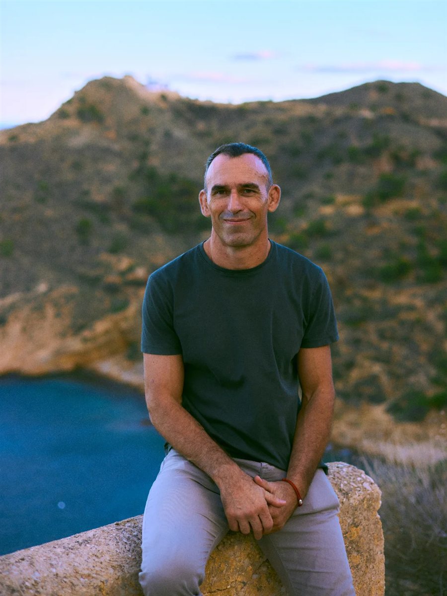 Miguel Català frente al mar y la montaña